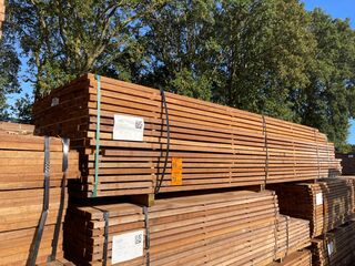 Ca. 84x Guyana Teak Latten Fijnbezaagd, 31x50mm, lengte 29/365cm, 55/4